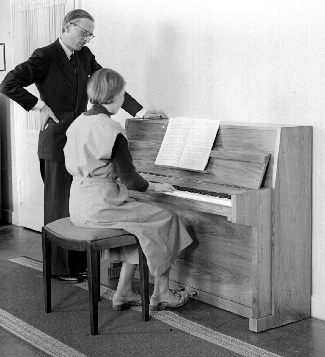 Adolf Ibach mit seiner ältesten Tochter und dem IBACH Kleinklavier
